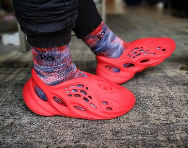 red foam runners on feet